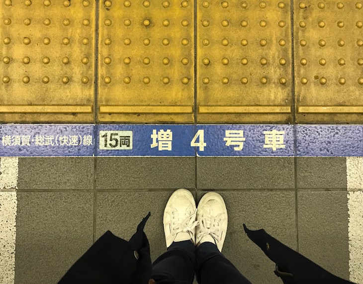 この表示のところに並べば、品川・新橋・東京まで、ばっちり座って通勤できます。