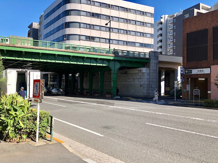 駅の由来となった曙橋。