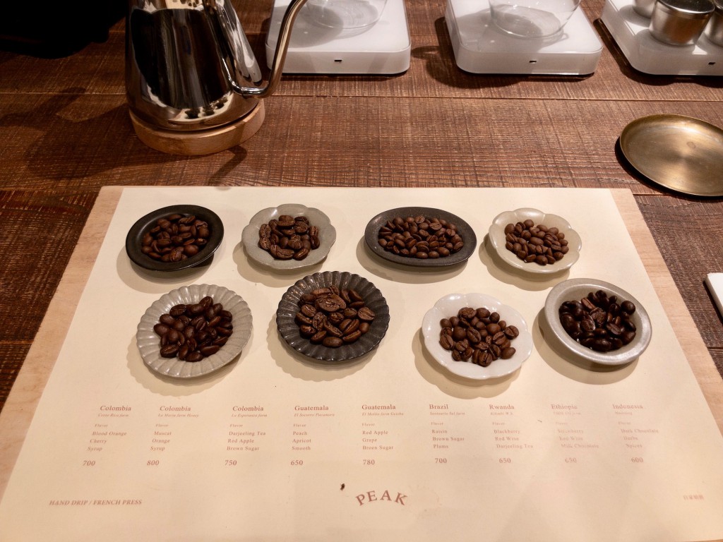 コーヒー豆も色んな種類が並んでます
